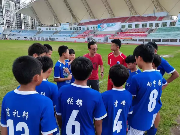 华体会网站-四川队主教练精心部署,指导队员全力拼搏