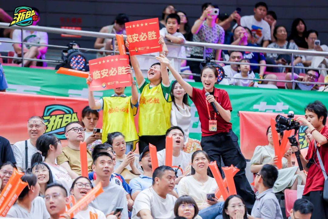 球员在赛场上拼搏争取胜利激发全场热情 球员在赛场上拼搏争取胜利激发全场热情