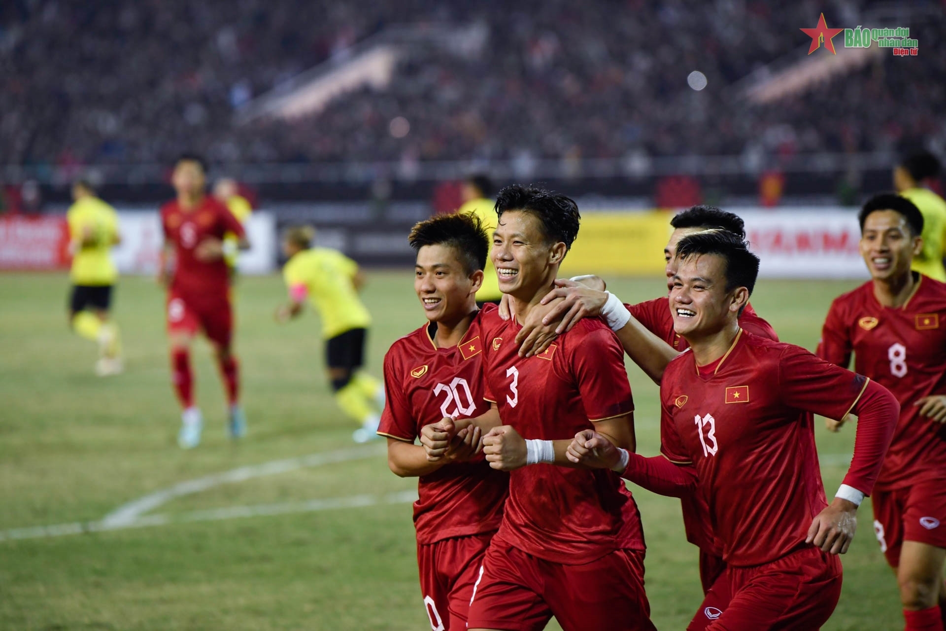 包含东南亚足球杯：泰国队力克越南晋级总决赛的词条