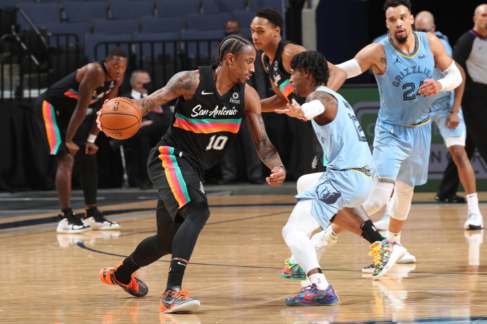 包含马刺擒灰熊，德罗赞爆发砍下30+得分的词条