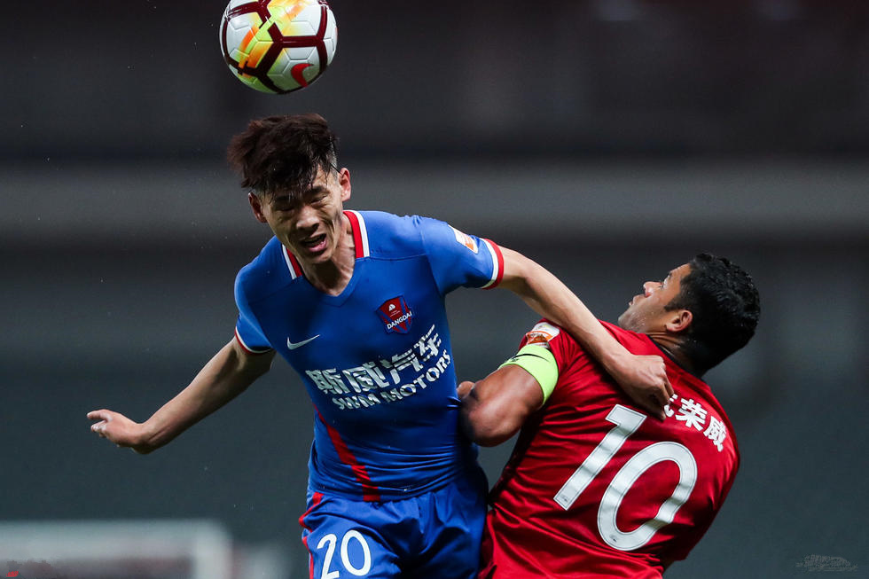 上港战胜对手，稳居积分榜首位